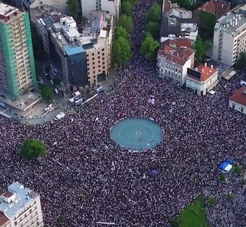 A MUP szerint 34 ezren voltak a Slaviján, a Nyilvános Gyűlések Archívuma szerint több mint 100 ezren - illusztráció