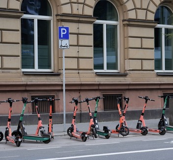 Súlyos bírság járhat az elektromos rollerek szabálytalan használatáért - illusztráció