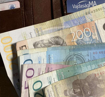 Köztársasági Statisztikai Intézet: A nettó átlagbér áprilisban 121 805 dinár volt, reálértéken 8,6 százalékkal nőtt - illusztráció