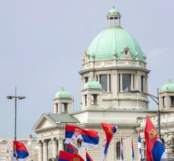 Ma tartják Belgrádban, a parlament épülete előtt a „Szerbia egy család” elnevezésű rendezvényt - illusztráció