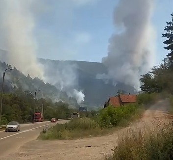 Tűz pusztít Zaječar közelében, a lángok megfékezésébe Kamov helikoptert is bevontak - illusztráció