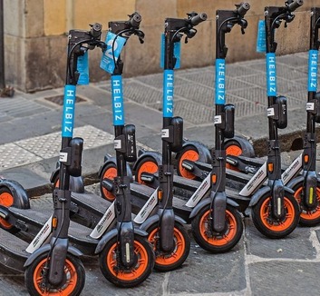 Figyelmeztetés a szülőknek: Az elektromos roller nem játék - illusztráció