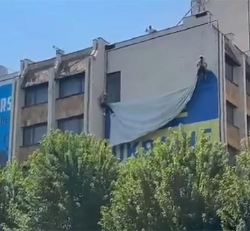Zelenszkij belgrádi kijelentése után eltávolították az ukrán zászlót Pristinában - illusztráció