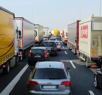 Az idény vége felé is erős a forgalom az ország közútjain - illusztráció