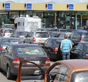 Erősödik a forgalom a magyar–szerb határátkelőkön – vasárnap hosszabb várakozás is kialakulhat - illusztráció