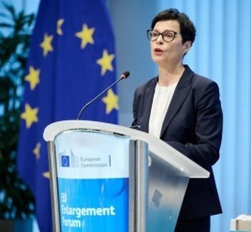 Marta Kos lemondta szerbiai látogatását Ratko Mladić méltatása miatt - illusztráció