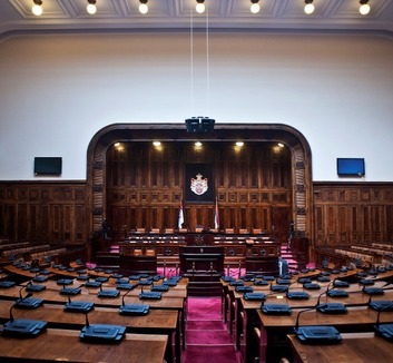 Kezdeményezi a parlament feloszlatását a szerb kormány - illusztráció