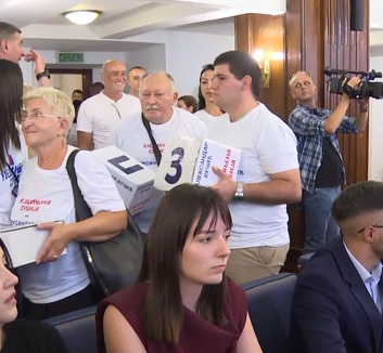 Több mint 224 ezer aláírással adta át választási listáját az SNS - illusztráció