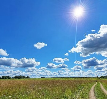 Napos, meleg idő várható, estére eső érkezhet - illusztráció
