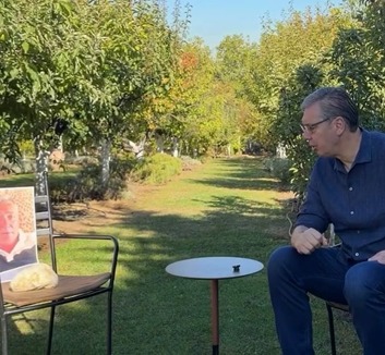 Kő, fénykép, pengeváltás: Vučić üzent Srdanovićnak - illusztráció