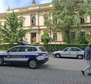 Újabb bombariadók a szerbiai iskolákban, több iskolát átvizsgálnak - illusztráció