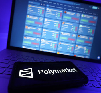 Fogadásokat kötnek a szerbiai választásra a Polymarket online előrejelzési és fogadási platformon - illusztráció