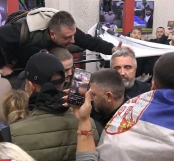 Tüntetők törtek be az Informer televízió épületébe, a rendőrökkel is összecsaptak - illusztráció