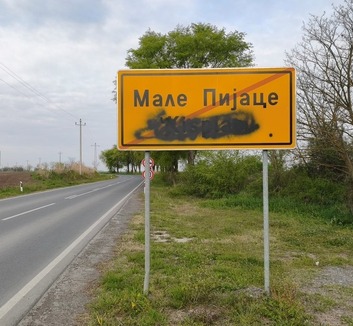 Male Pijace: Oštećena tabla sa nazivom naselja - illusztráció