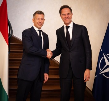 Peter Mađar razgovarao sa generalnim sekretarom NATO-a Markom Ruteom - illusztráció