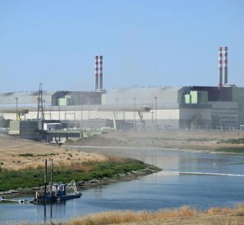 Počelo kontrolisano potapanje barži kod nuklearne elektrane Pakš - illusztráció