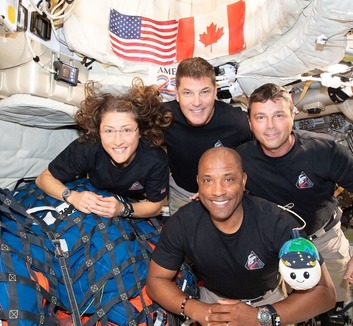 Péntek este tér vissza a Földre az Artemis II - illusztráció