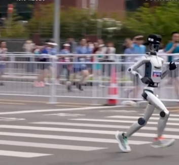 Emberi világcsúcsot döntött meg egy humanoid robot a pekingi félmaratonon - illusztráció