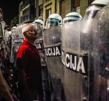Közvitán a szerb belügyi törvény: Bővülő rendőri jogkörök, szűkülő állampolgári jogok - illusztráció