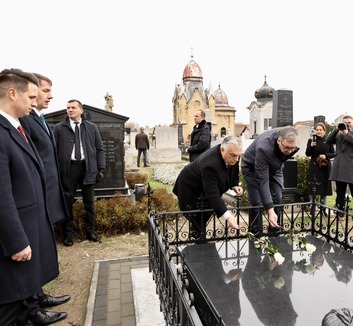 Orbán Viktor és Aleksandar Vučić együtt tisztelgett Pásztor István sírjánál - illusztráció