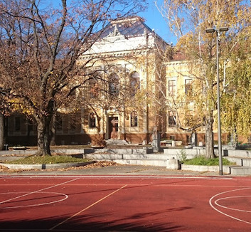 A szülők feljelentették az újvidéki Zmaj Gimnázium igazgatóját a diákokkal szembeni fegyelmi eljárások miatt - illusztráció