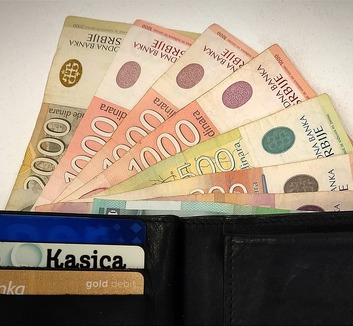 Vajdaságban a februári átlagbér ismét elmaradt az országostól: A legtöbbet Újvidéken és Pancsován keresték - illusztráció