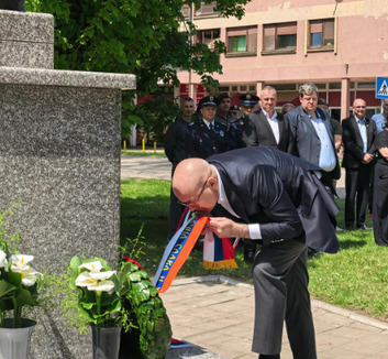 Vučević megkoszorúzta Cérna Tibor emlékművét Torontálvásárhelyen - illusztráció