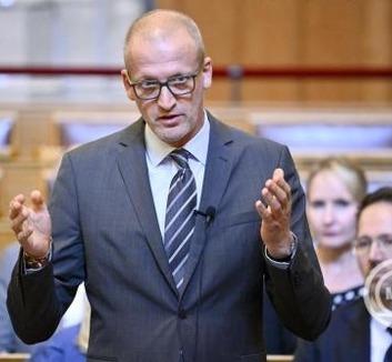 Tarr Zoltán: A kormány elítéli a szabadkai zászlóégetést - illusztráció