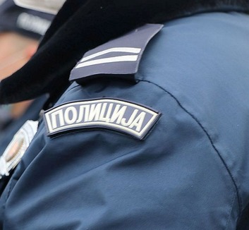 Hamis személyazonosságot szerezhettek körözött bűnözőknek, rendőr is van az őrizetbe vettek között - illusztráció
