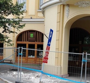 Levált a zentai Városháza homlokzatának egy része - illusztráció