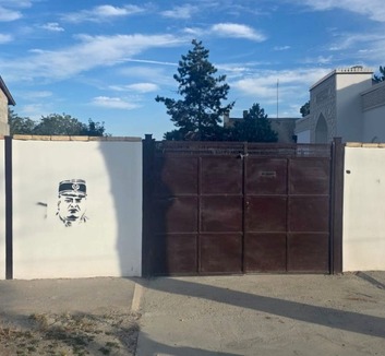 Ratko Mladićot ábrázoló graffitik jelentek meg a zombori iszlám közösség imahelyének kerítésén - illusztráció