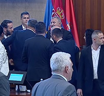 Tartományi képviselőház: Az ellenzék megpróbálta megakadályozni, hogy egy képviselőt kivezessenek a teremből - illusztráció
