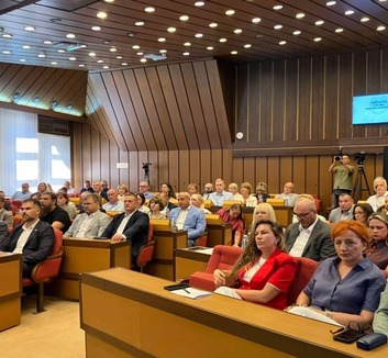 Egyperces csenddel emlékezett Ratko Mladićra az újvidéki képviselő-testület - illusztráció