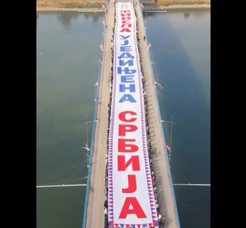 A haladók lezárták a Péterváradi hidat, hogy kifeszítsék az „Éljen az egységes Szerbia” feliratot - illusztráció