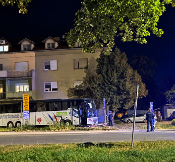 Letért az útról és épületnek csapódott egy autóbusz Zomborban - illusztráció