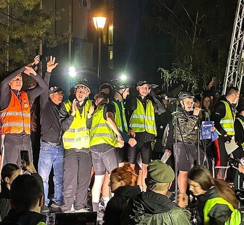Fáklyákkal és tűzijátékkal fogadták Újvidéken a kerékpáros egyetemistákat - illusztráció