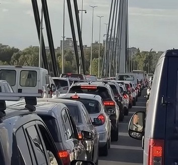 Óriási a torlódás az újvidéki Szabadság hídon - illusztráció