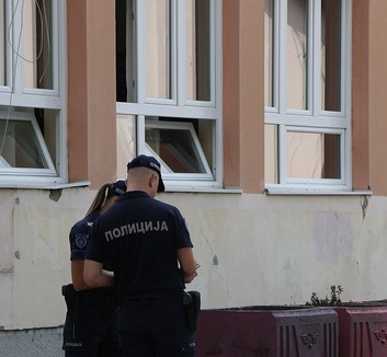 Ismét bombariadók több vajdasági iskolában - illusztráció