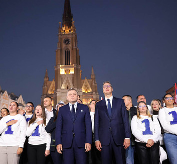 Vučić és Fico együtt lépett színpadra Újvidéken - illusztráció